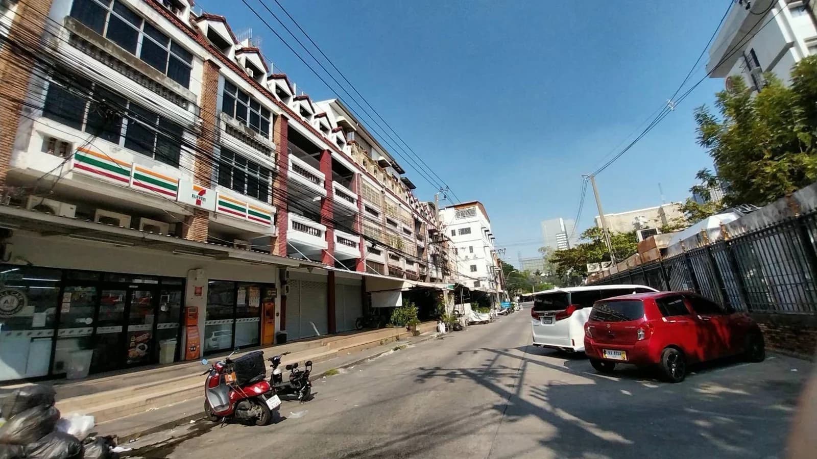 ขายตึก 3 คูหา 66 ตร.ว. มีห้องพัก 34 ห้อง ใกล้ราชมังคลากีฬาสถาน และม.รามคำแหง 1