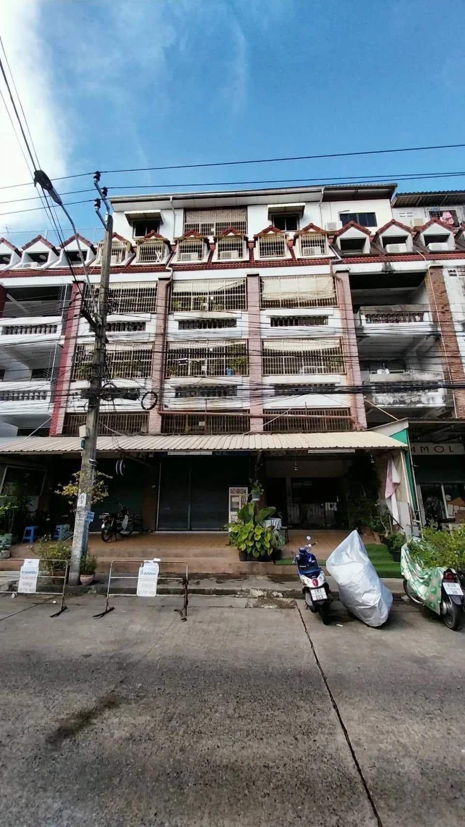 ขายตึก 3 คูหา 66 ตร.ว. มีห้องพัก 34 ห้อง ใกล้ราชมังคลากีฬาสถาน และม.รามคำแหง 2