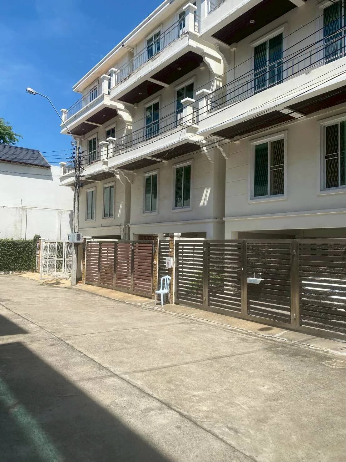 ขายบ้าน 4 ชั้น ขนาด 30.8 ตร.ว. ในซอยอารีย์สัมพันธ์ 3 ใกล้โรงพยาบาลพระมงกุฎเกล้า 1