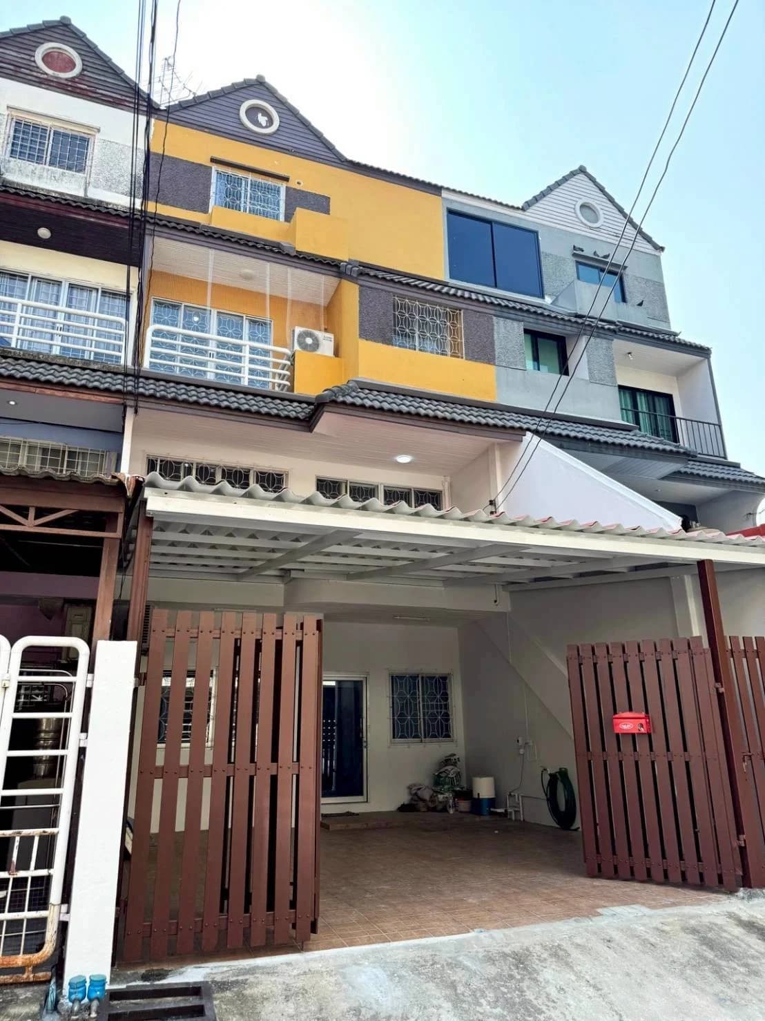 ขายทาวน์เฮาส์ 4 ชั้น 31.5 ตร.ว. หมู่บ้านวราธรวิลล์ พัฒนาการ44 ใกล้โลตัส พัฒนาการ 1