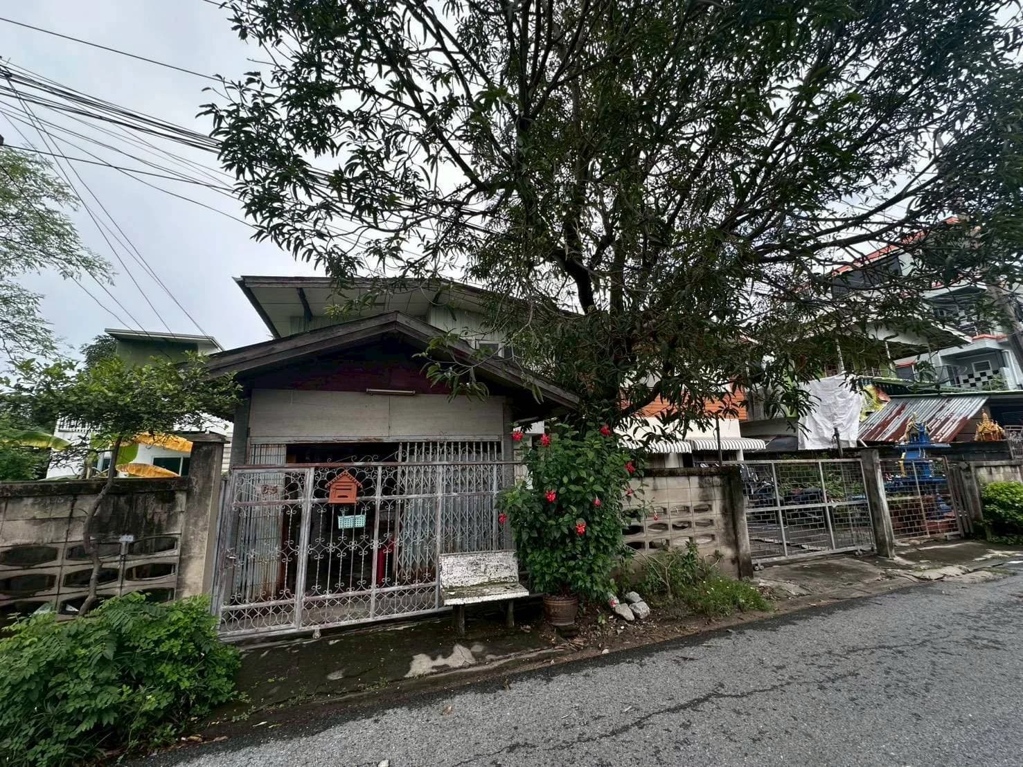 ขายที่ดินพร้อมบ้าน2หลัง 92 ตร.ว. ซ.กาญจนาภิเษก11/1 ใกล้เซ็นทรัล แฟชั่นไอส์แลนด์ 2