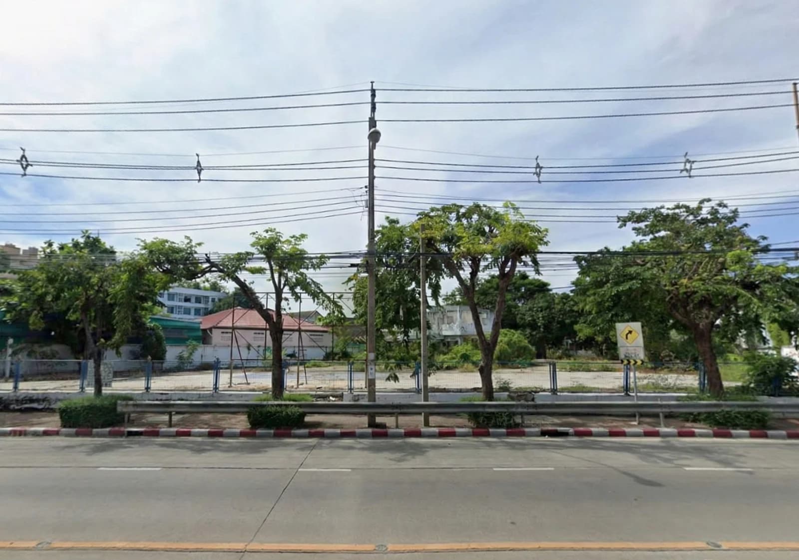 ขายและให้เช่าที่ดิน 1-2-47 ไร่ ติดถ.นาคนิวาส ระหว่าง ซ.55-57 ใกล้ Cen.EastVille 1