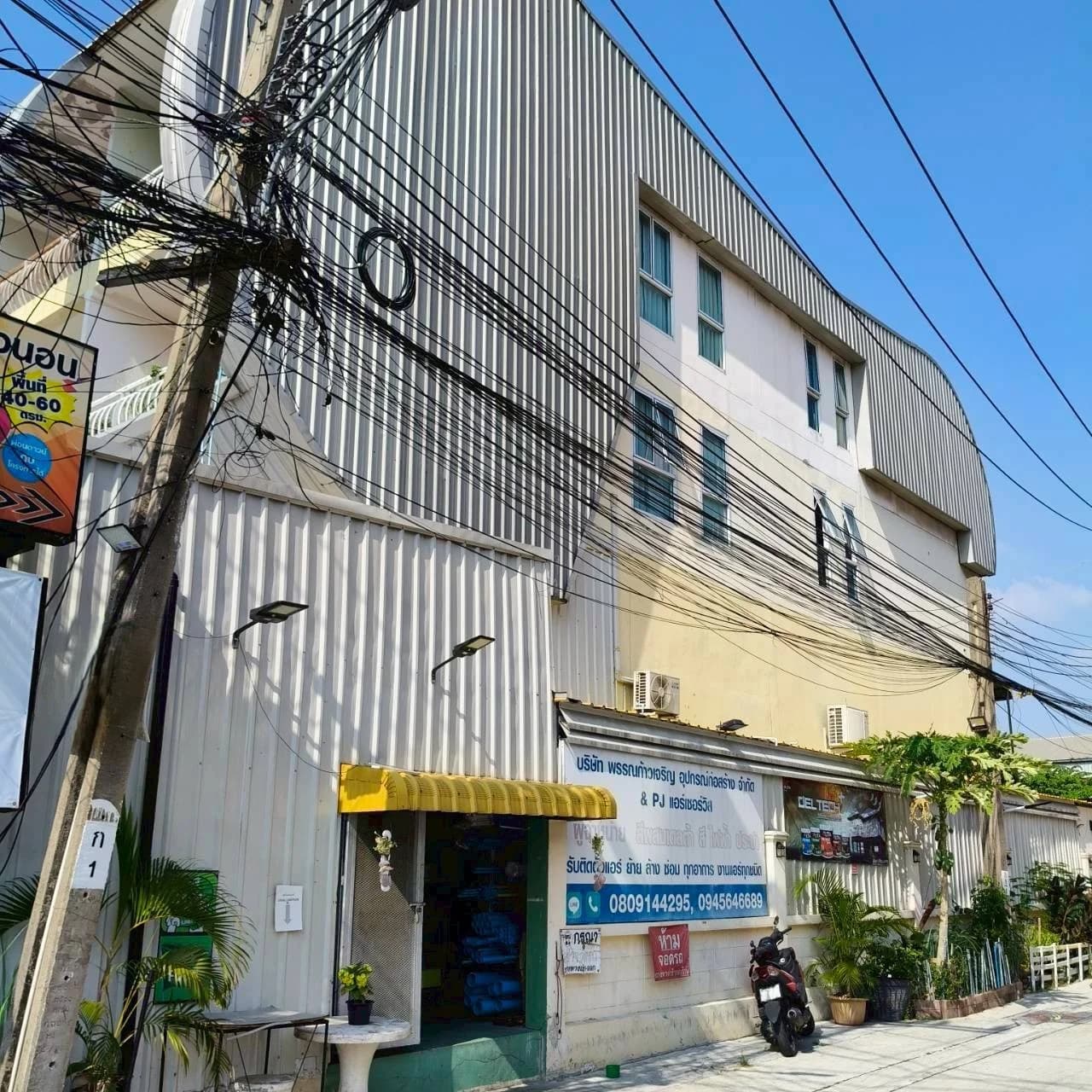 ขายตึกแถว 3 ชั้น พร้อมชั้นลอยเก็บของอีก 1 ชั้น 43.2 ตร.ว. ซอย สุภาพงษ์ 1 แยก 6 3