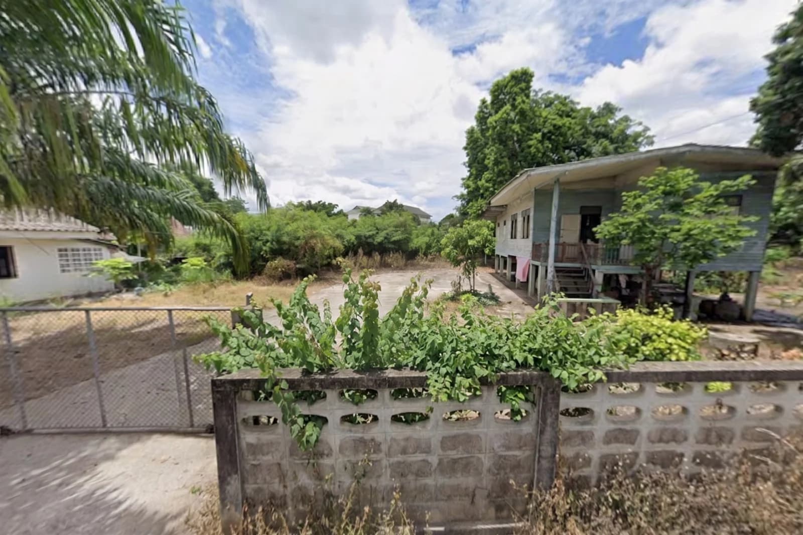 Land for Sale with Buildings 5-0-76.5 Rai on Phor Khun Road, Soi 2 (Sa 1