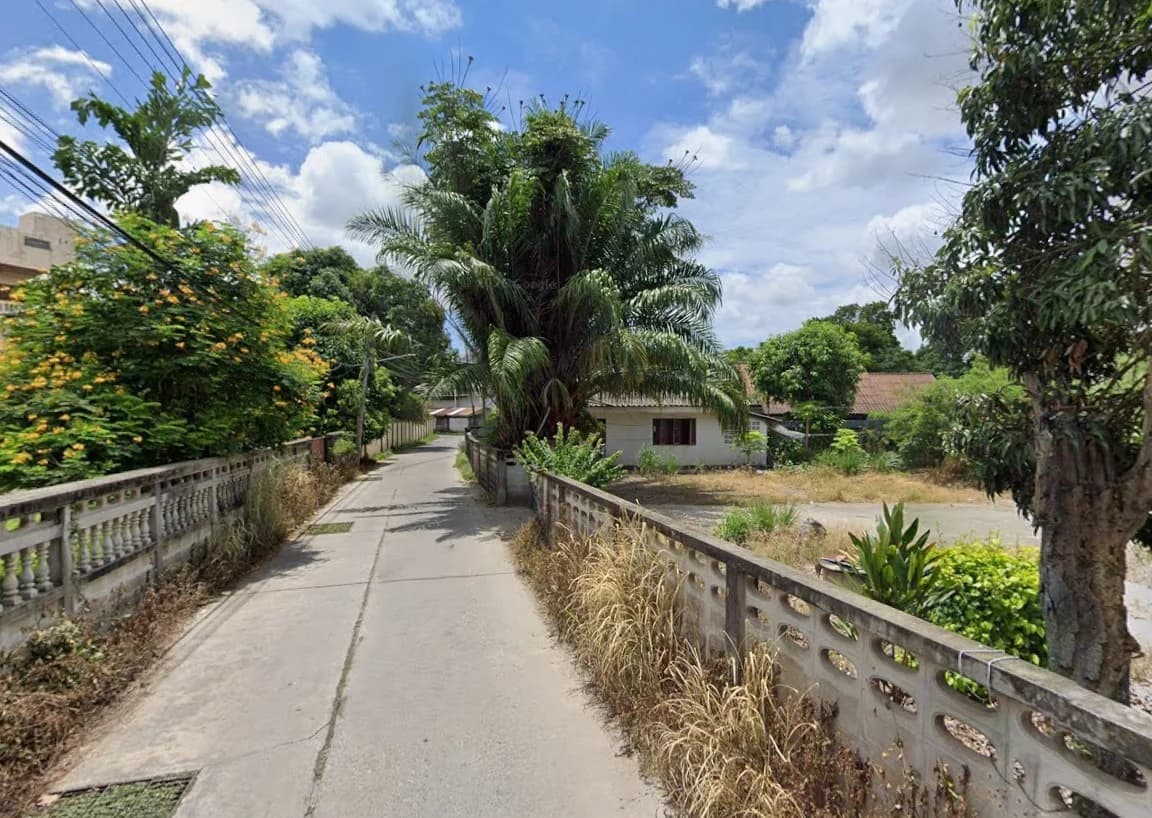 Land for Sale with Buildings 5-0-76.5 Rai on Phor Khun Road, Soi 2 (Sa 2