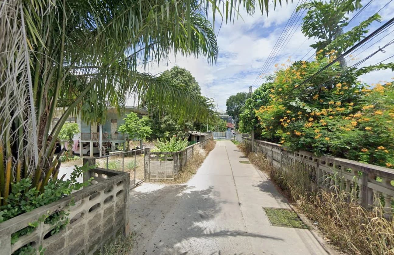 Land for Sale with Buildings 5-0-76.5 Rai on Phor Khun Road, Soi 2 (Sa 3