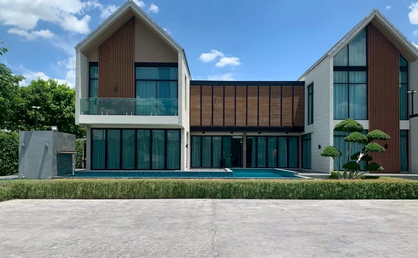 2-Storey Detached House for Sale with Swimming Pool, 1-1-0 Rai, Soi Ra 1