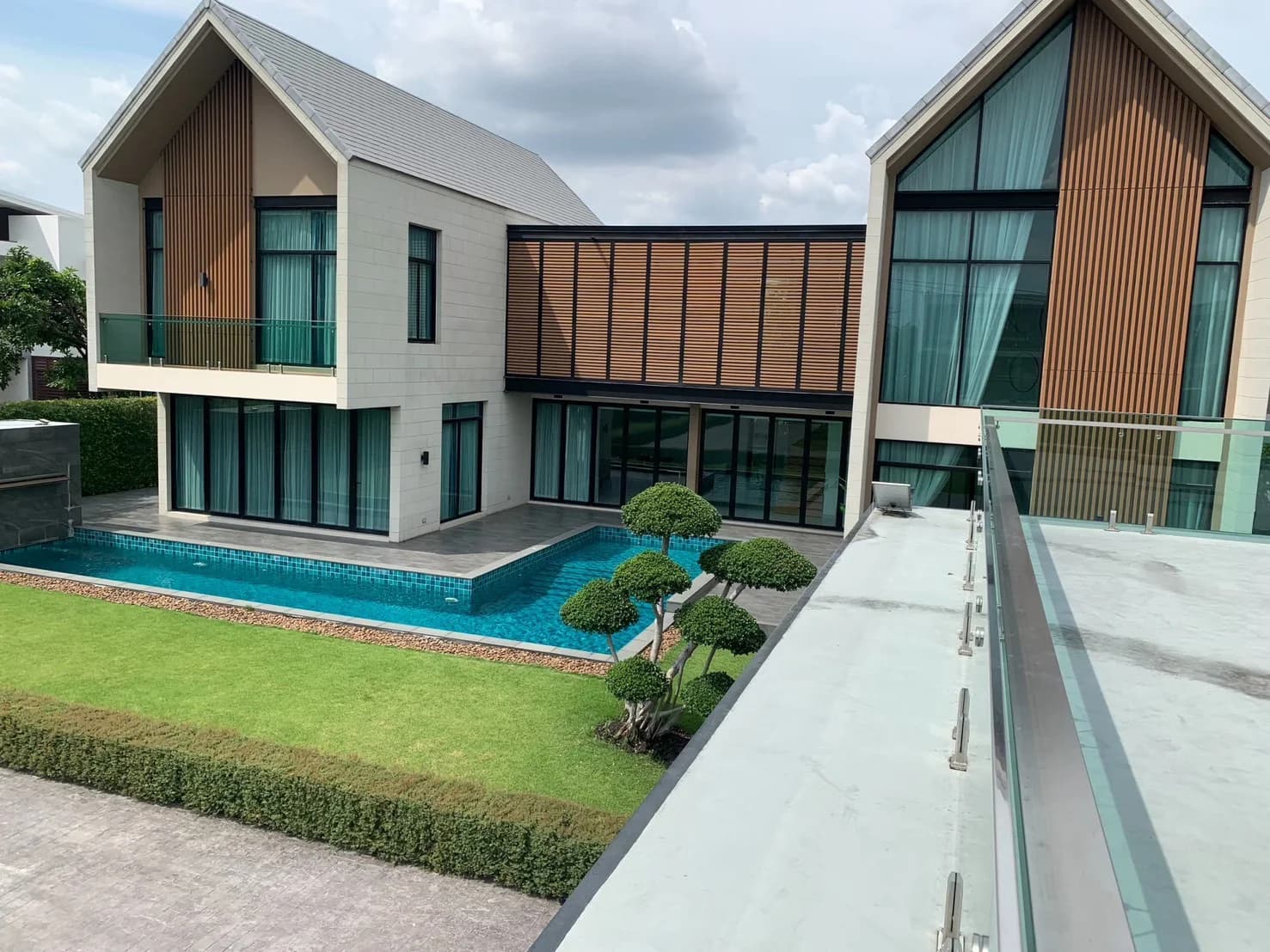 2-Storey Detached House for Sale with Swimming Pool, 1-1-0 Rai, Soi Ra 2
